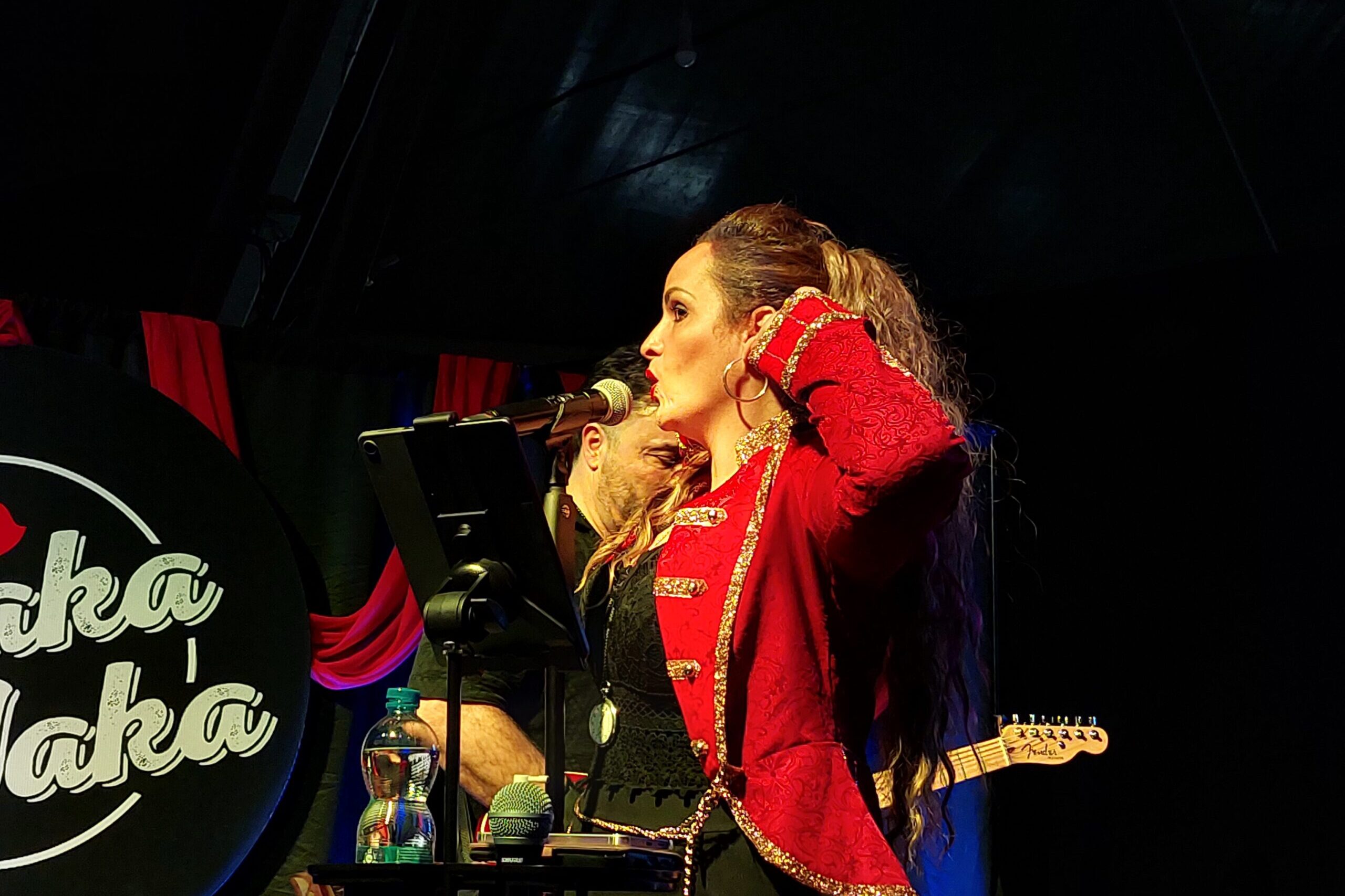 Shaka Waka concert blind test live - Malika Ajlani