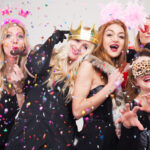 Frauen machen Foto vor Photobooth