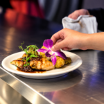 Dressage d’une assiette avec une fleur violette pour le repas du Nouvel An 2026