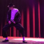 Danseur au chapeau noir sur scène pendant le Nouvel An 2026